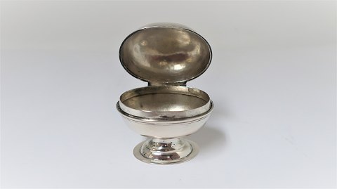 Antique Silver soap holder. Henrik Jensen, produced 1744, Copenhagen. Height 6 
cm. Length 6 cm. Silversmith gets bourgeoisie 1731 with workshop in Lövstræde. 
Died 1758.