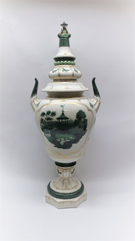 Bing & Grøndahl. Design Hans Tegner. Stor lågvase. Skulle være produceret 1914. 
Højde 72 cm.  (1 sortering)