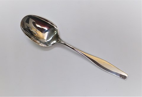 Hans Hansen. Silberbesteck . Sterling. Charlotte. Dessertlöffel . Länge 17,5 cm. 
Es sind 12 Stück auf Lager. Der Preis ist pro Stück.