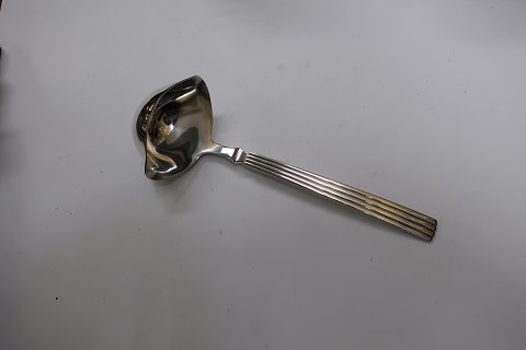 Georg Jensen. Bernadotte sølvbestik. Sterling (925). Sauceske. Længde 19 cm