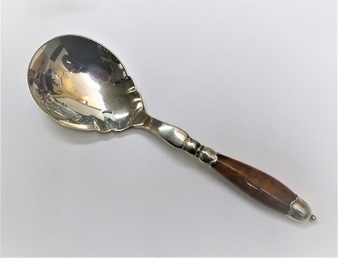 Serveringsske. Sølvbestik (830). Længde 22 cm. Produceret 1929.