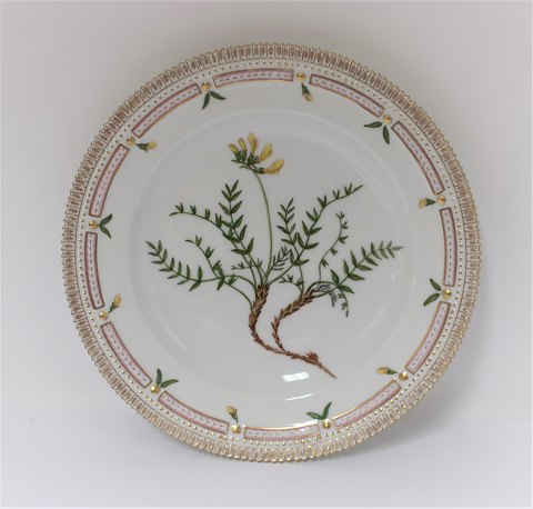 Royal Copenhagen, Flora Danica. Middags tallerken. Design #3549. Diameter 25 cm. 
(1 sortering). Astragalus uralensis Vahl