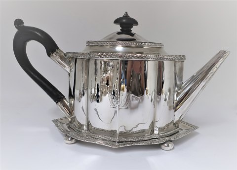 Englische silberne Teekanne mit Tablett. Sterling (925). London 1812. Höhe 15 
cm.