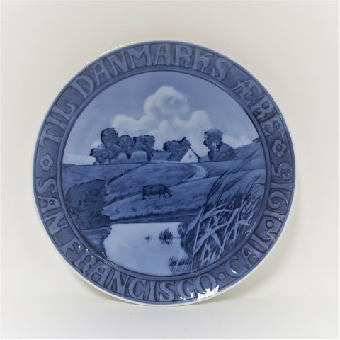 Royal Copenhagen. Mindeplatte #144. Landskab med gård. Diameter 17,5 cm. 
Produceret 1913.