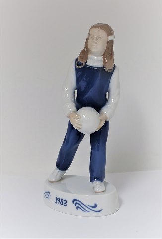 Bing & Grøndahl. Porcelænsfigur. Pige. Årsfigur 1982. Højde 22 cm. (1 sortering)