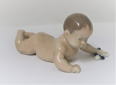 Königliches Kopenhagen. Porzellanfigur. Liegendes Baby. Modell 1739. Länge 15 
cm. (1 Wahl)