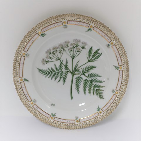 Royal Copenhagen, Flora Danica. Middags tallerken. Design #3549. Diameter 25 cm. 
(1 sortering). Myrrhis odorata Scop