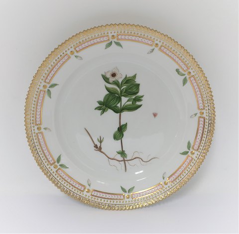 Royal Copenhagen, Flora Danica. Frokost tallerken. Design #3550. Diameter 22 cm. 
(1 sortering). Cornus suecica L