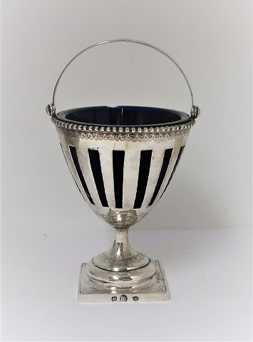 Jens Jacob Pedstrup, Aalborg. Bürgerschaft 1794 - 1827 Silber (830). Kandis 
Schale mit blauem Glaseinsatz. Höhe 16 cm. Es gibt kleine Beulen am Rand des 
Glases.