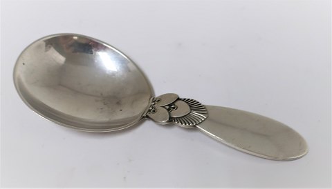 Georg Jensen. Silberbesteck. Kaktus. Zucker Löffel. Länge 9,6 cm. Hergestellt 
1933 - 1945.