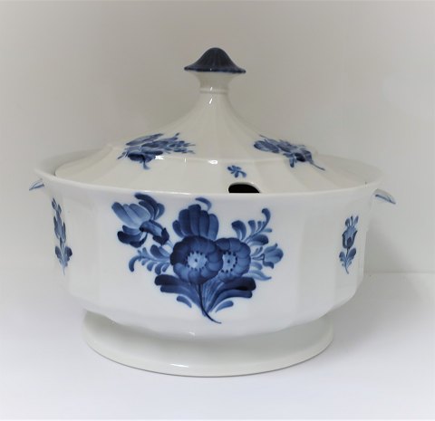 Königliches Kopenhagen. Blaue Blume kantet. Große Terrine. Modell 8532. 
Durchmesser 28 cm. Höhe 22 cm. (3 Wahl)