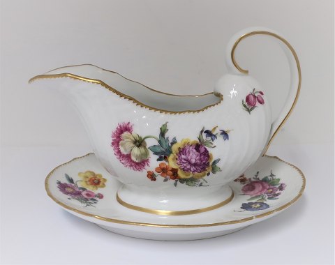 Royal Copenhagen . Sächsische Blume. Sauciere. Modell 4/1649. Länge 21 cm. 
Produziert bis 1890. (1 Wahl)