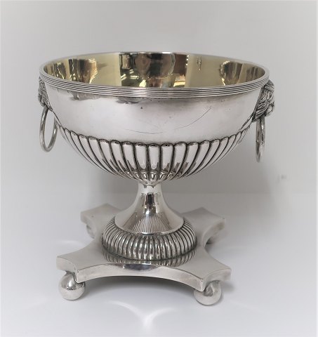 Abraham Nyemann, Kopenhagen. Silber (830). Zuckerdose / Süßigkeitenschale. 
Hergestellt 1819. Höhe 13 cm. Innen vergoldet.