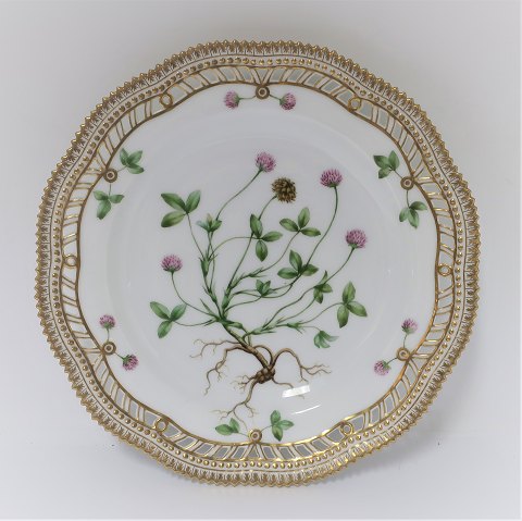 Royal Copenhagen. Flora danica Tallerken. Diameter 25 cm. (3553). Produceret før 
1900. ( 1 sortering ). Trifolium fragiferum L