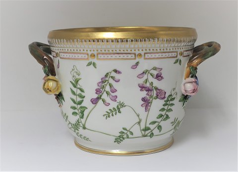 Royal Copenhagen. Flora Danica. Oval vinkøler. Model 3569. Højde 17 cm. Mærket 
med kryds, da vinkøleren er købt af en medarbejder fra fabriken.