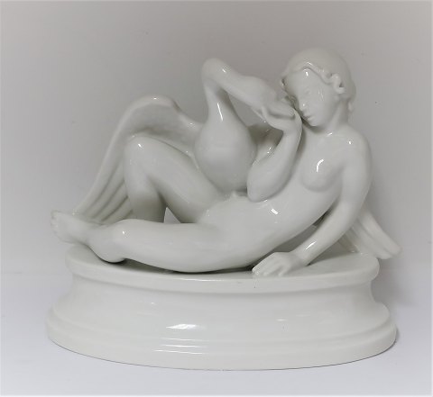 Dahl Jensen. Figur aus weißem Porzellan. Leda und der Schwan. Modell 1037. Länge 
22 cm. Höhe 18 cm. (1 Wahl)