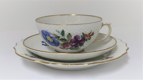 Königliches Kopenhagen. Lichtsächsische Blume. Teetasse mit Tortenplatte. 
Tekop-Modell 493/1551. Tortenplatte 493/1625. Es sind 8 Sätze auf Lager. Der 
Preis ist pro Satz