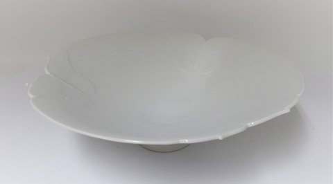 Royal Copenhagen. Hvid porcelænsskål på fod med sommerfugle. Højde 9 cm. 
Diameter 27 cm. (2 sortering)