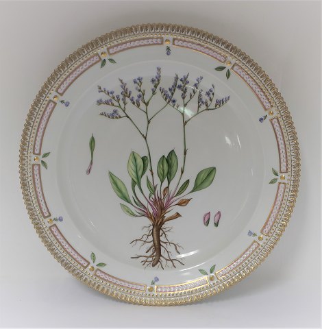 Royal Copenhagen. Flora Danica. Rundt serveringsfad. Model # 3524. Diameter 33 
cm. (1 sortering). Statice rariflora Drej