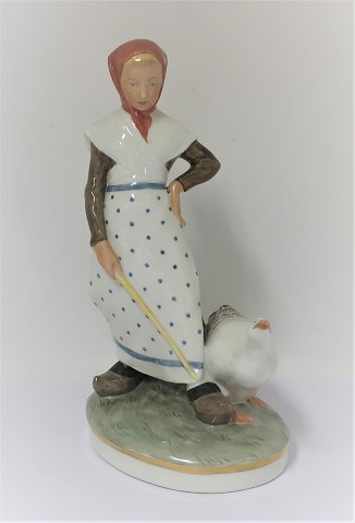 Royal Copenhagen. Porcelænsfigur. Gåsepige i farver. Model 528. Højde 18,5 cm. 
(1 sortering)