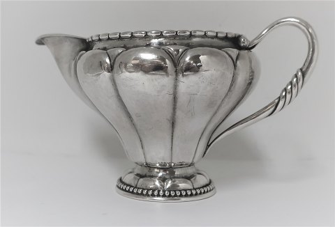 Georg Jensen. Silbernes Sahnekännchen (830). Entwurf Georg Jensen. Modell 3. 
Hergestellt 1919.