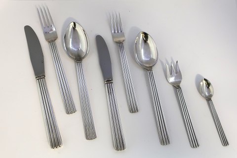 Georg Jensen. Sølvbestik (925). Bernadotte. Til 12 personer. bestående af 
middagskniv, middagsgafler, middagsskeer, frokostknive, frokostgafler, 
dessertskeer, kagegafler og kaffeskeer. Ialt 96 dele.