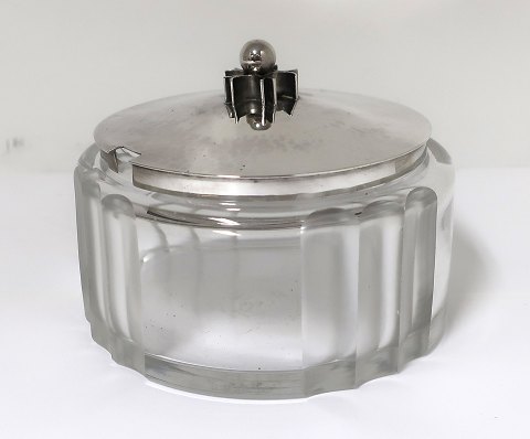 Hans Hansen. Bonbonniere with silver lid (925). Diameter 19.5 cm. Produced 1934.