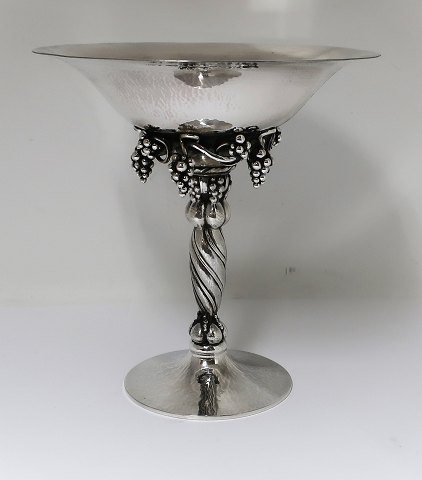 Georg Jensen. Sterling (925). Weintraubenschale. Modell 263. Höhe 19 cm. 
Durchmesser 18,1 cm. Produziert 1925-1932