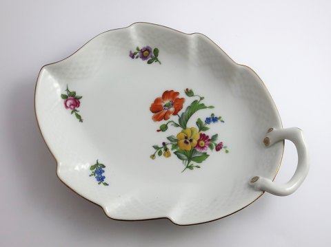 Bing & Grondahl. Saxon flower. Leaf shaped pickle dish. Model 199. Length 25 cm. 
(1 quality)