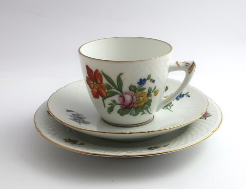 Bing & Gröndahl. Sächsische Blume. Kaffeetasse und Kuchenteller. Modell 102 + 
28A. (1 Wahl)