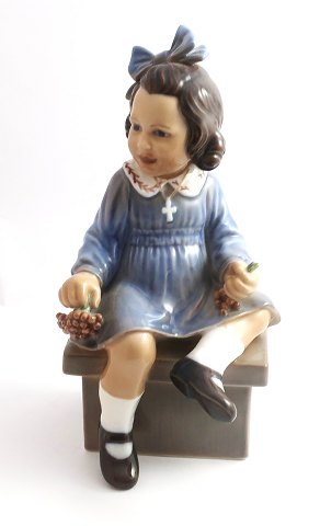 Dahl Jensen. Porcelænsfigur. Pige med bær "Else". Model 1207. Højde 19 cm. (1 
sortering)