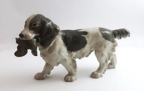 Bing & Grøndahl. Cocker Spaniel med bytte. Model 2061. Længde 24 cm. (2 
sortering).