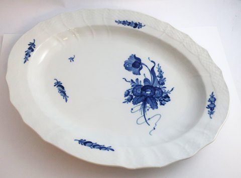 Royal Copenhagen. Blå blomst svejfet. Ovalt fad. Model 375 (1556). Længde  36,5 
cm. (2 sortering)