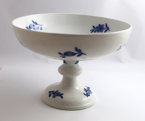 Royal Copenhagen. Blå blomst, flettet. Kageskål på fod. Model 8064. Højde 15 cm. 
Diameter 21 cm. Produceret før 1923. (1 sortering)