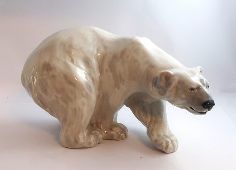 Royal Copenhagen. Porcelænsfigur. Stående Isbjørn. Model 1137. Længde 27 cm. ( 1 
sortering )