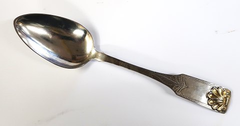 Thomas Jensen den yngre, Aabenraa. Flot sølvske med forgyldt muslingeskal. 
Længde 23 cm.