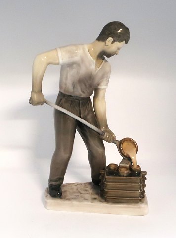 Bing & Grøndahl. Porcelænsfigur. Støberiarbejder. Model 2335. Højde 30 cm. (1 
sortering)