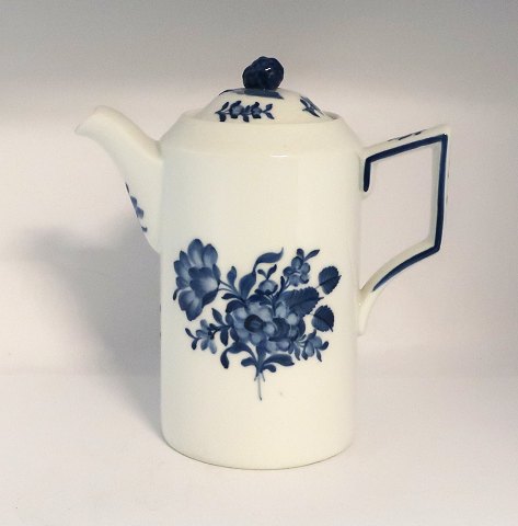 Royal Copenhagen. Blå blomst, flettet. Kaffekande. Model 8032. Højde 21,5 cm (1 
sortering)