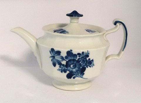 Royal Copenhagen. Blå blomst, kantet. Tekande. Model 8503. Højde 15,5 cm. (2 
sortering)