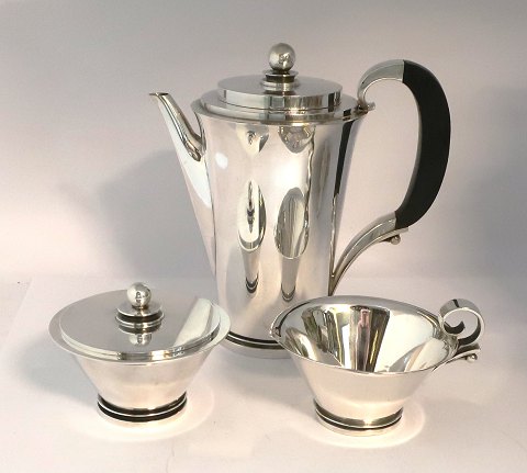 Georg Jensen. Pyramide. Sterling sølv kaffeservice (925). Model 600A. Bestående 
af kaffekande, flødekande og sukkerskål. Design Harald Nielsen.