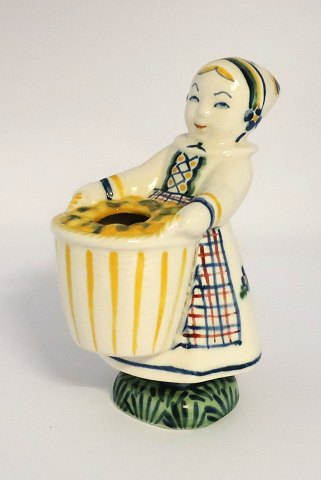Aluminia Børnehjælps figur. Kusine (Amager) fra 1943 (2284). Højde 14,5 cm