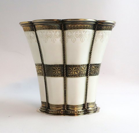 Michelsen. Sterling Margrethe bæger med hvid emalje. Højde 8,5 cm. Produceret 
1963 (M9)