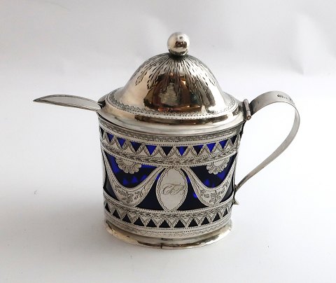 Erik Stridbeck, København. Sølv sennepskande med blåt glas. Højde 11 cm. 
Produceret 1818.