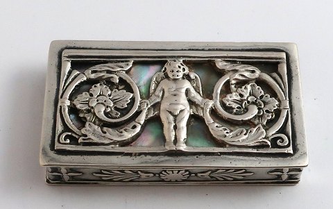 Kleine Silberdose (830). Mit Perlmutt an der Unterseite des Deckels. Länge 5,3 
cm. Breite 3 cm.