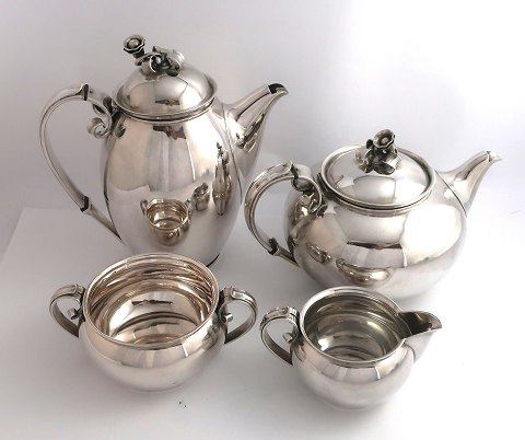 Cohr. Sølvservice (830) , bestående af tekande, kaffekande, flødekande og 
sukkerskål. Kaffekande, flødekande og sukkerskål produceret 1939/40