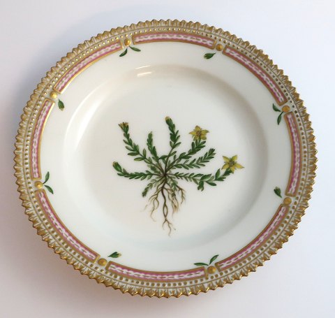 Royal Copenhagen Flora Danica. Kuchenteller. Entwurf # 3551. Durchmesser 17 cm. 
Hypericum humifusum L