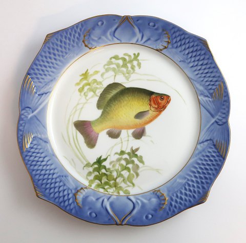 Royal Copenhagen. Angelgestell Nr. 19. Modell 3002. Durchmesser 22,5 cm. 
Cyprinus carassius. Hergestellt vor 1923. (1 Wahl)