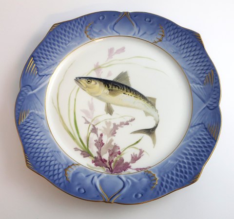 Royal Copenhagen. Angelgestell Nr. 19. Modell 3002. Durchmesser 22,5 cm. Scomper 
scomber. Hergestellt vor 1923. (1 Wahl)