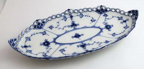 Royal Copenhagen. Musselmalet, helblonde. Asiet. Model 1115. (3 sortering). 
Længde  24,5 cm.