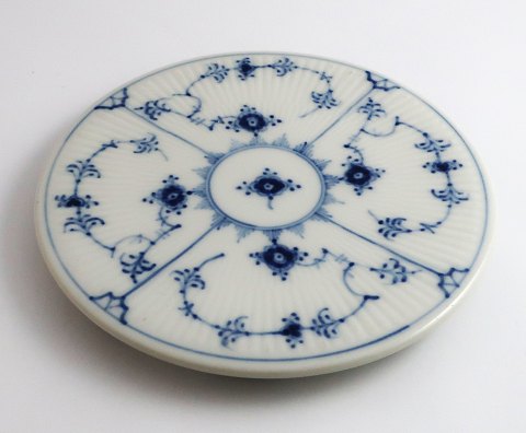 Royal Copenhagen. Musselmalet, riflet. Bordskåner. Model 2058. Diameter 15 cm. 
(1 sortering)